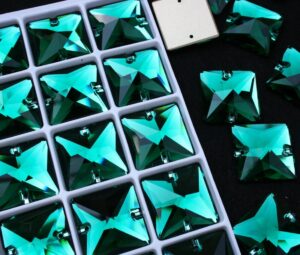 Emerald színű négyzet alakú kristály