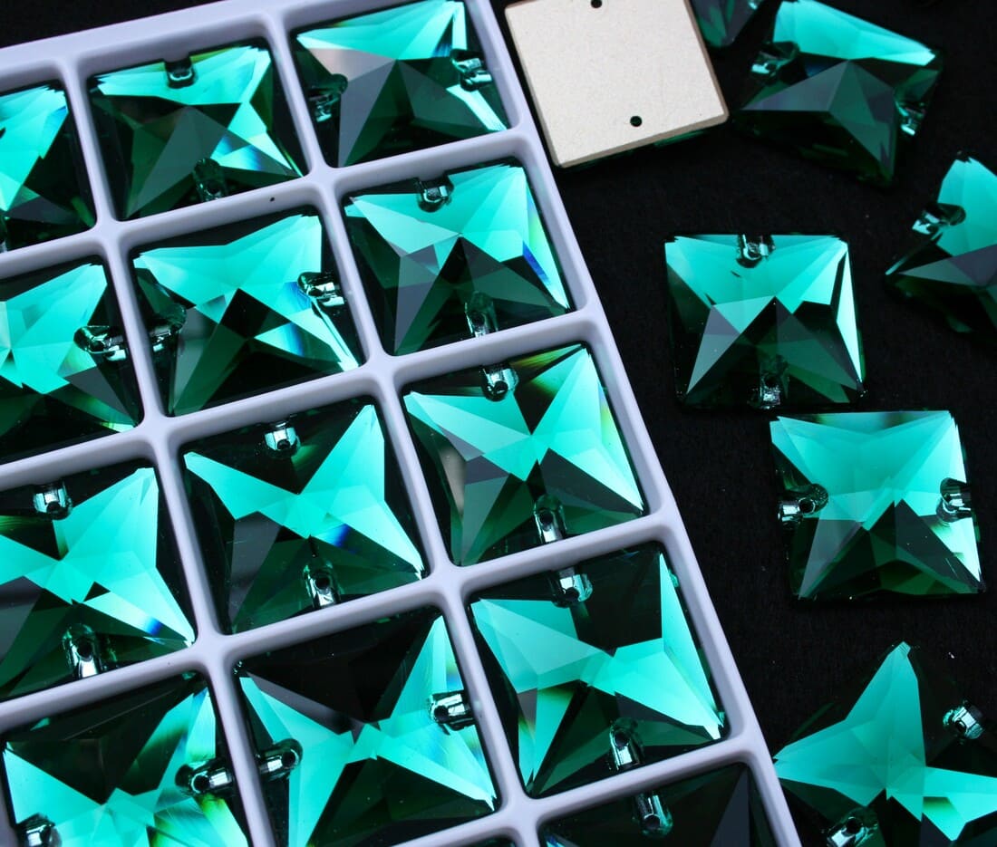 Emerald színű négyzet alakú kristály