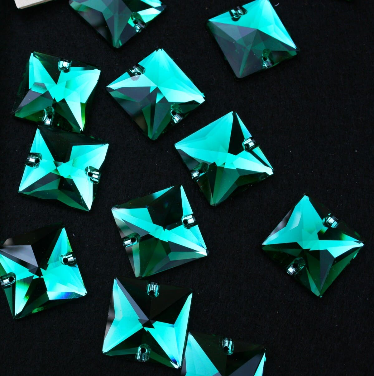 Emerald színű négyzet alakú kristály