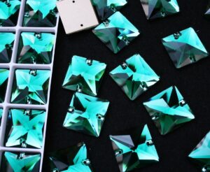 Emerald színű négyzet alakú kristály