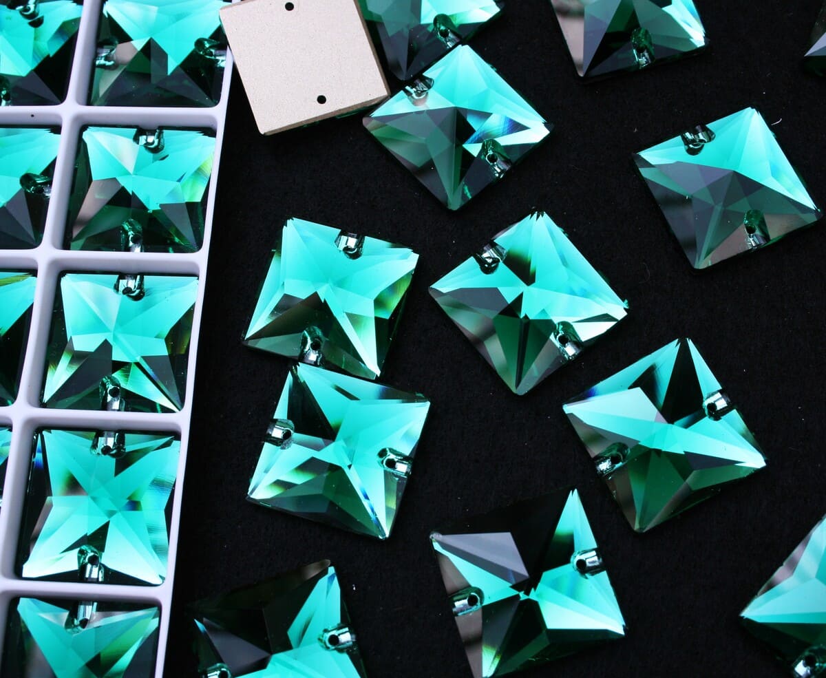 Emerald színű négyzet alakú kristály