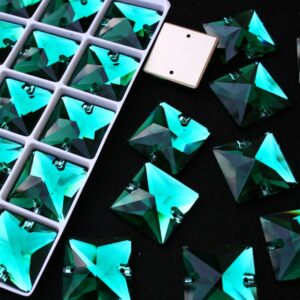 Emerald színű négyzet alakú kristály