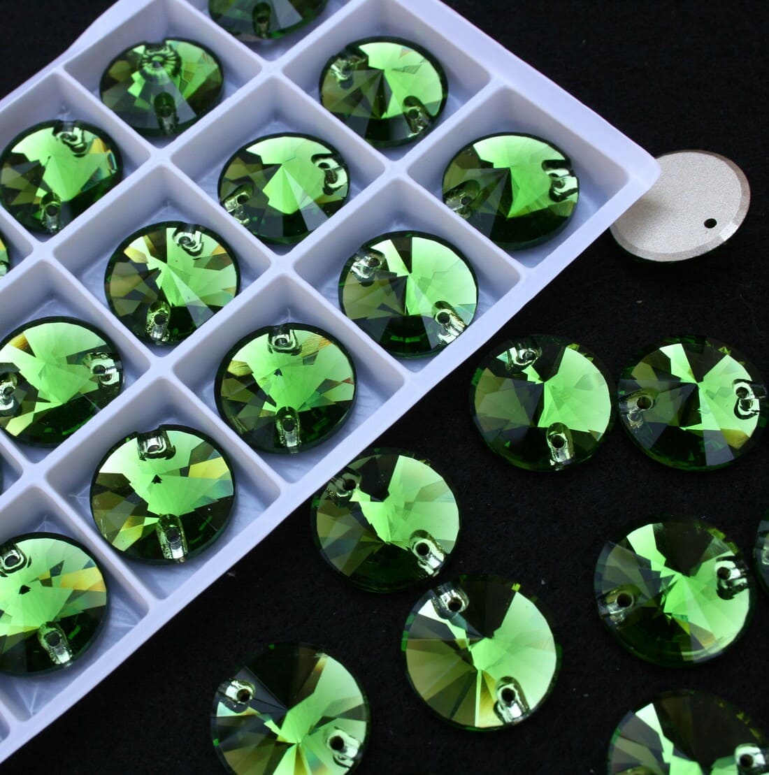 Fern Green színű kör alakú kristály