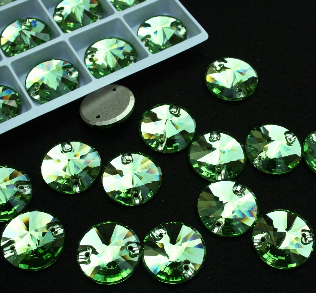 Peridot színű kör alakú kristály