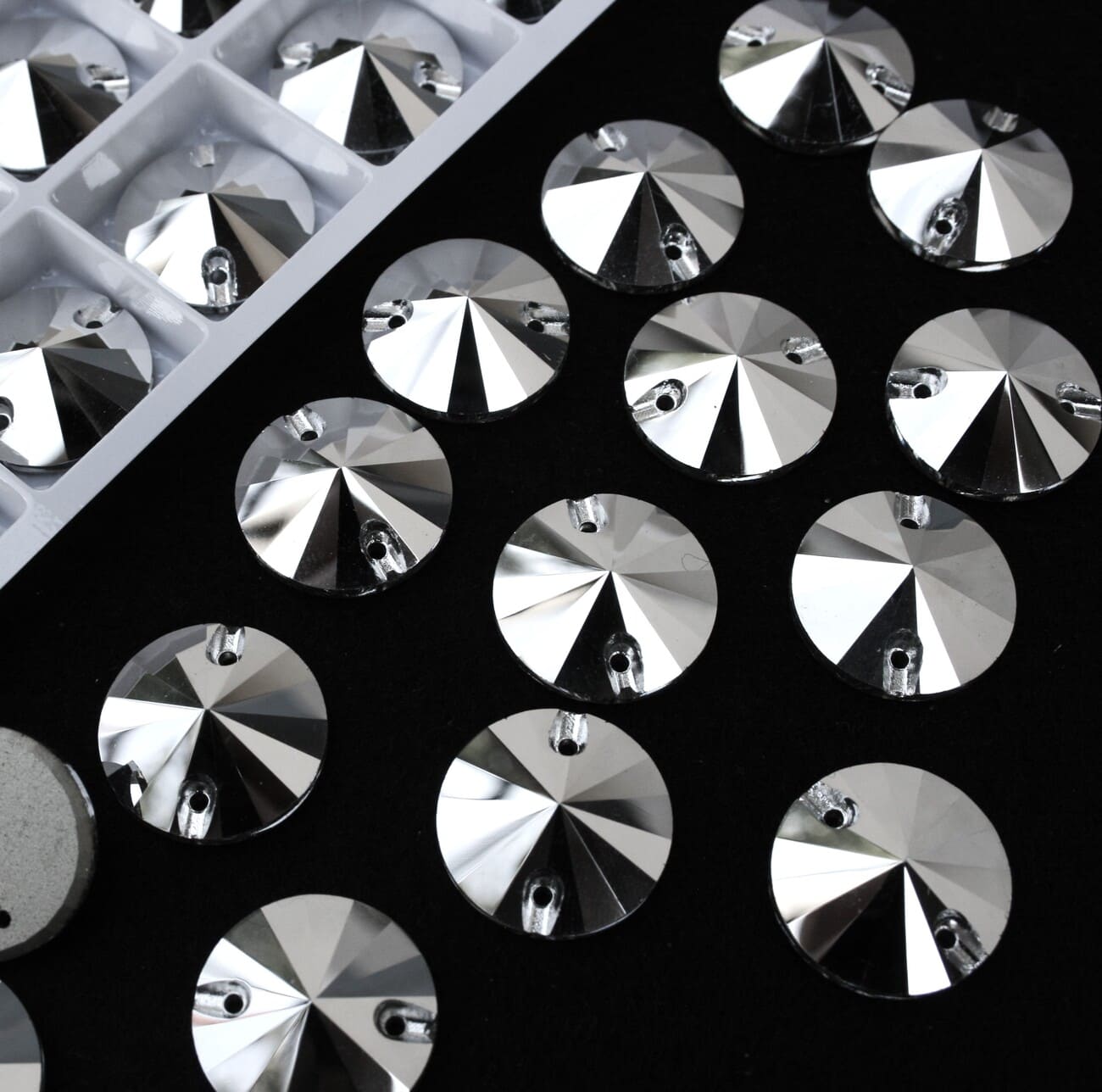 Silver színű kör alakú kristály