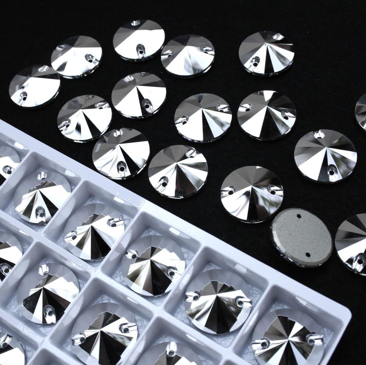 Silver színű kör alakú kristály