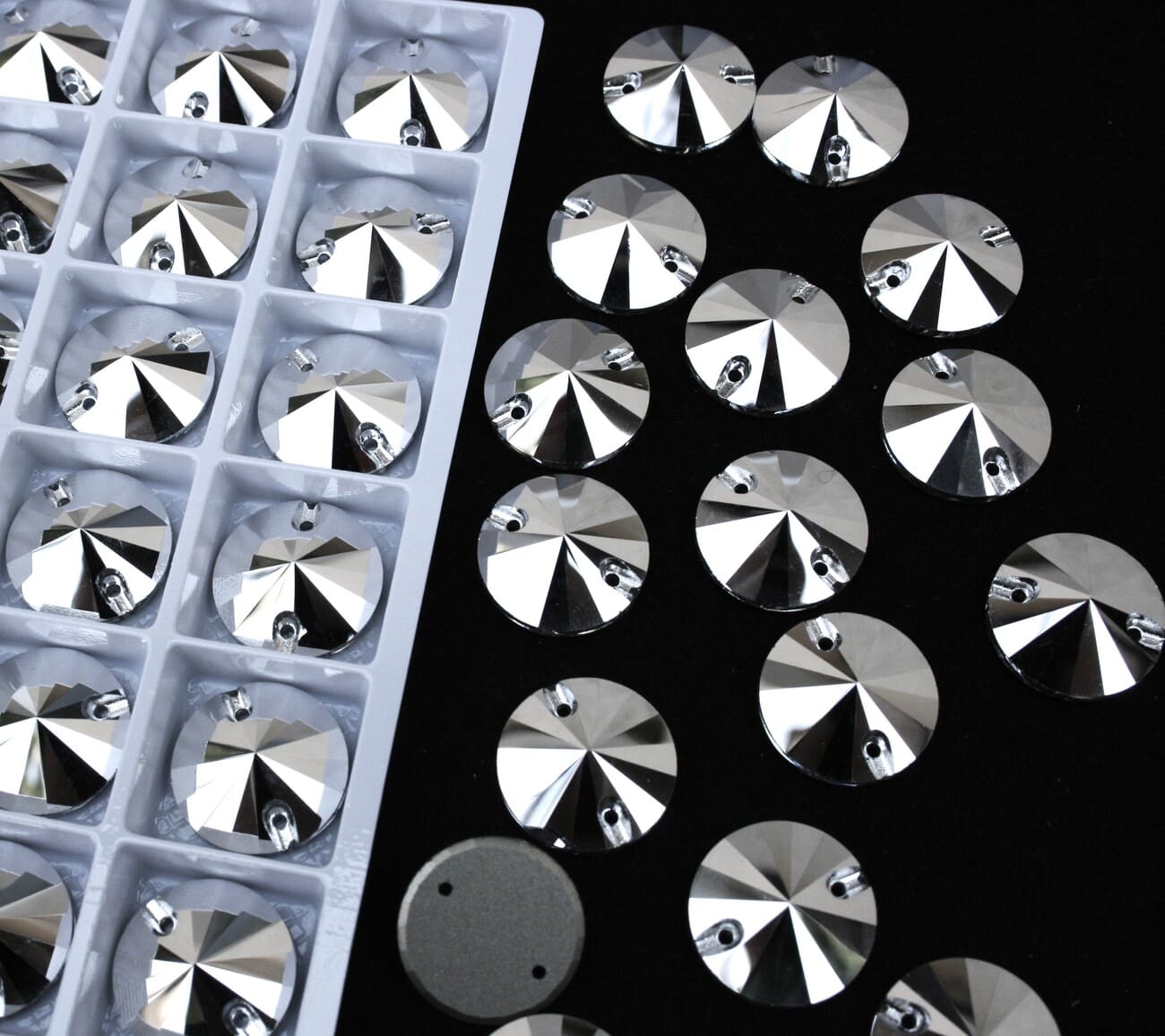 Silver színű kör alakú kristály