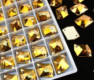 Sunshine színű tört rombusz alakú kristály