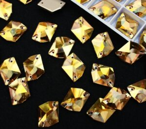 Sunshine színű tört rombusz alakú kristály