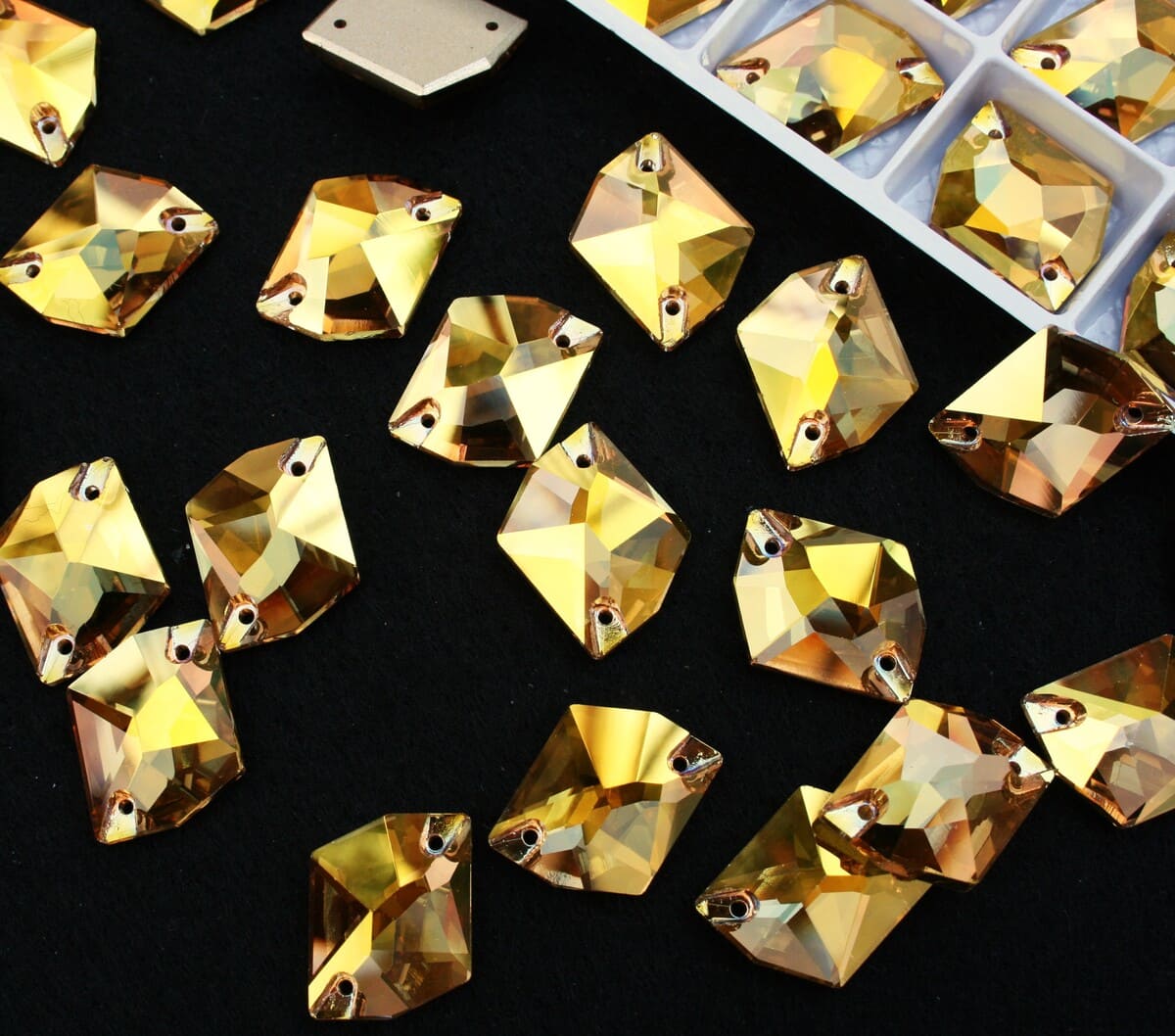 Sunshine színű tört rombusz alakú kristály