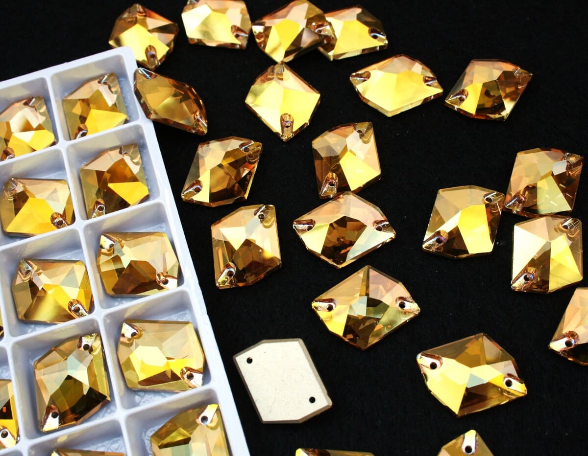 Sunshine színű tört rombusz alakú kristály