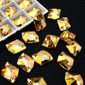 Sunshine színű tört rombusz alakú kristály