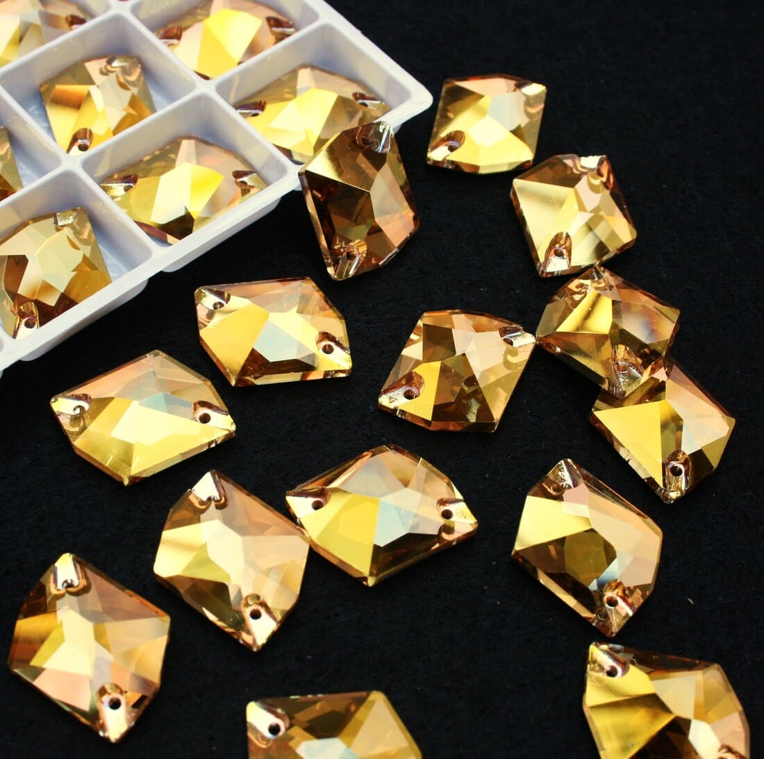 Sunshine színű tört rombusz alakú kristály