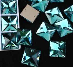 Aquamarine színű négyzet alakú kristály