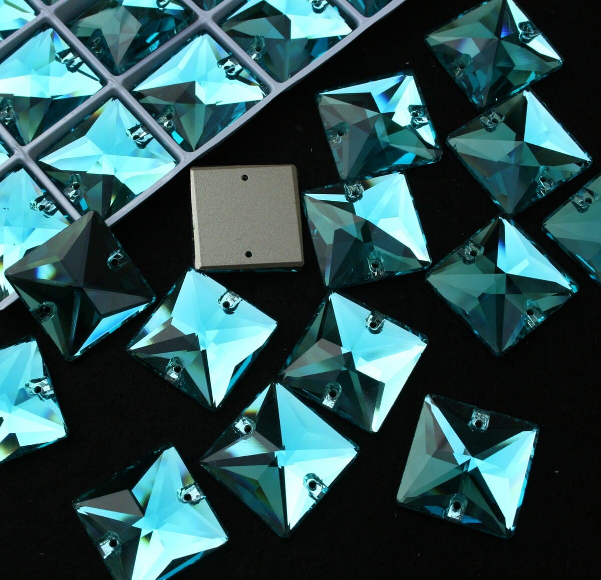 Aquamarine színű négyzet alakú kristály