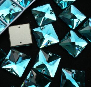 Aquamarine színű négyzet alakú kristály