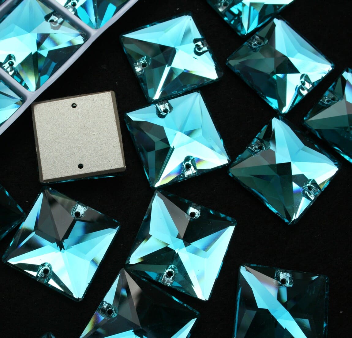 Aquamarine színű négyzet alakú kristály