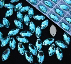 Aquamarine színű zabszem alakú kristály