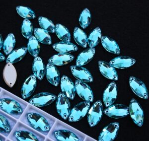 Aquamarine színű zabszem alakú kristály