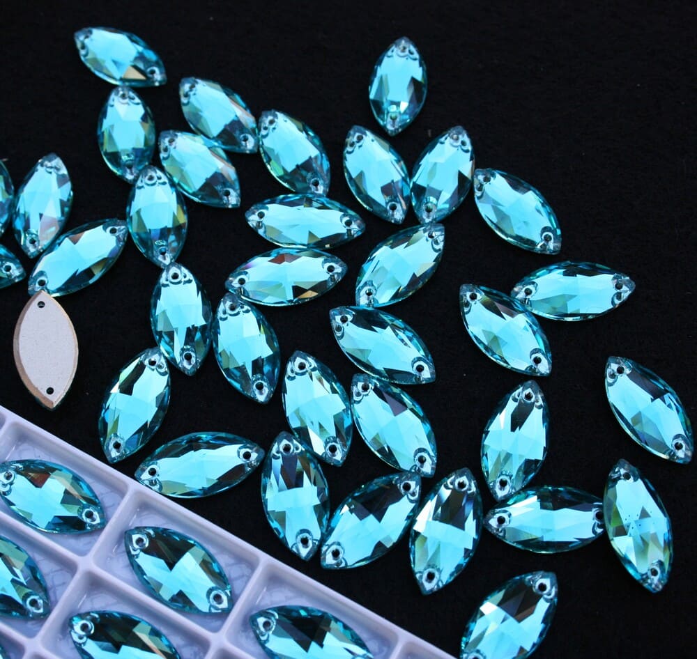 Aquamarine színű zabszem alakú kristály