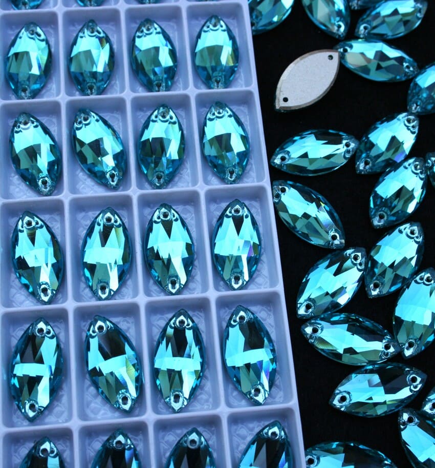 Aquamarine színű zabszem alakú kristály