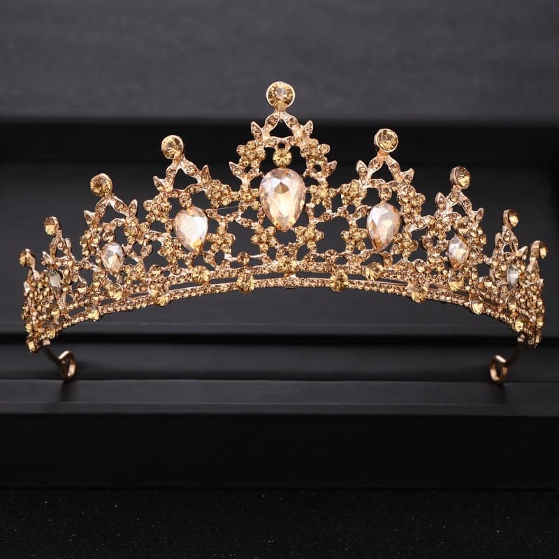 Arany tiara kristályokkal díszítve