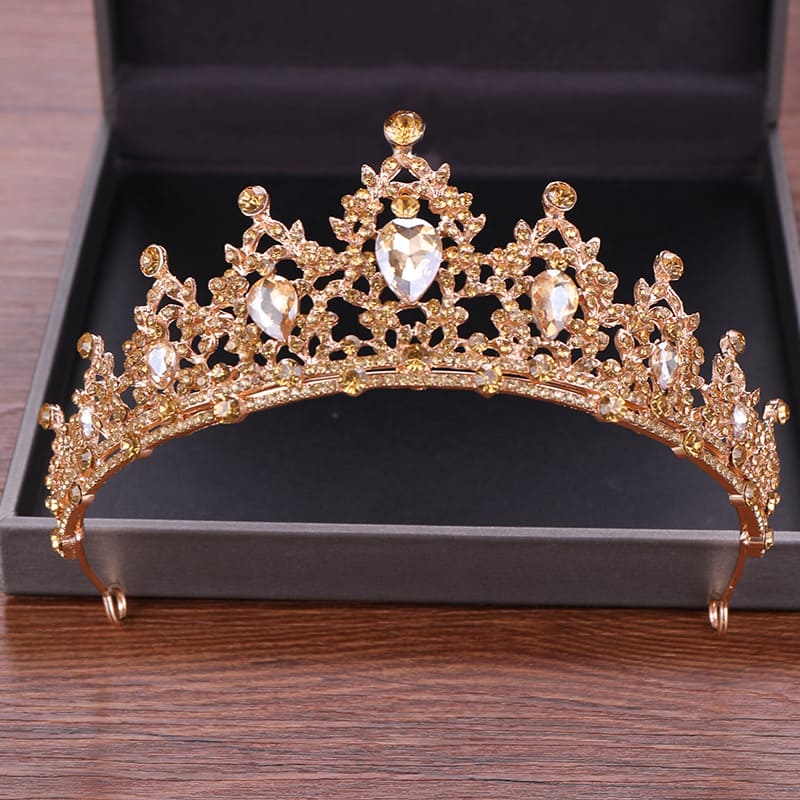 Arany tiara kristályokkal díszítveat)