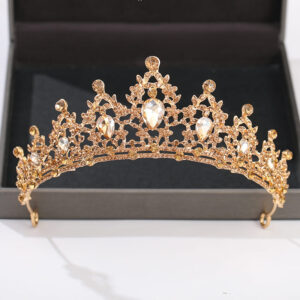 Arany tiara kristályokkal díszítve