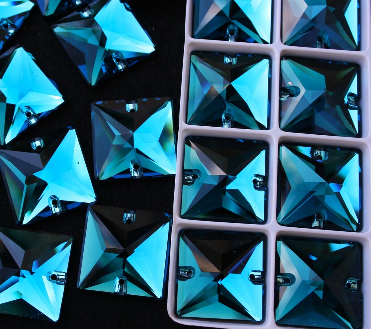 Blue Zircon színű négyzet alakú kristály