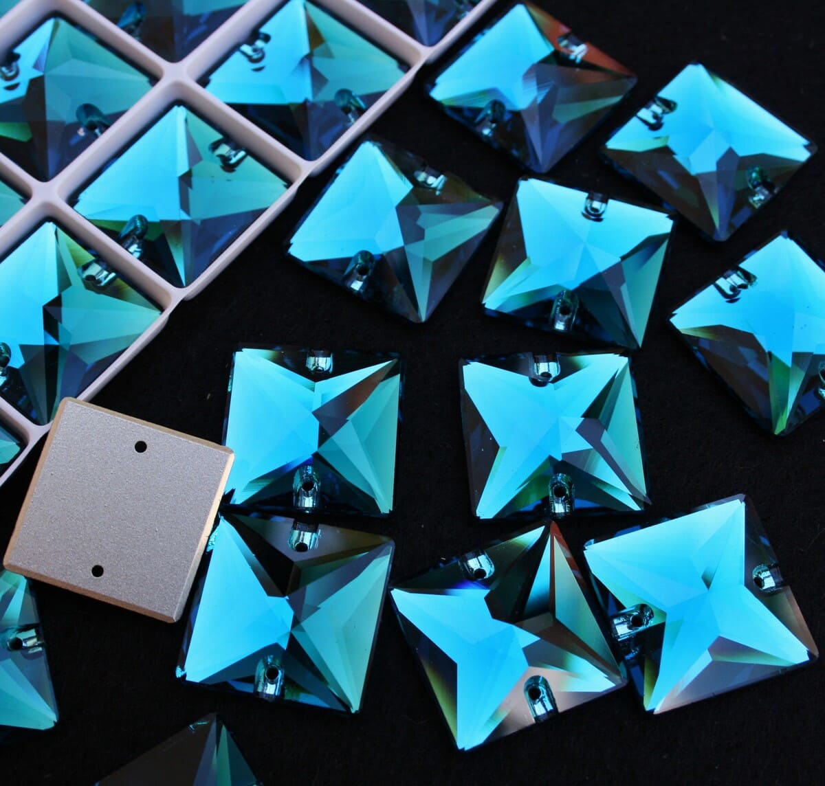 Blue Zircon színű négyzet alakú kristály