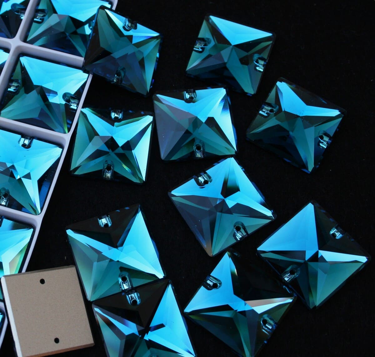 Blue Zircon színű négyzet alakú kristály