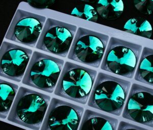 Emerald színű kör alakú kristály