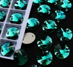 Emerald színű kör alakú kristály