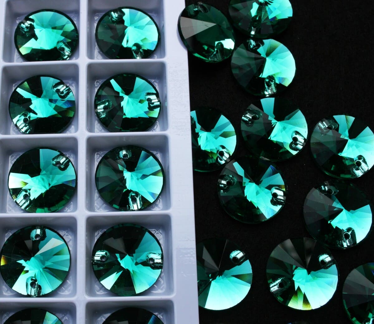 Emerald színű kör alakú kristály