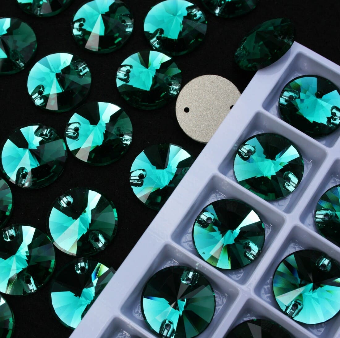 Emerald színű kör alakú kristály