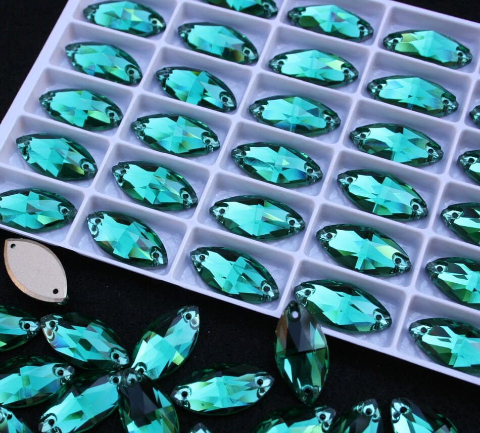 Emerald színű zabszem alakú kristály