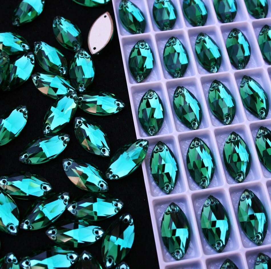 Emerald színű zabszem alakú kristály