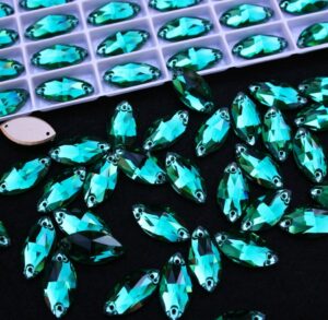 Emerald színű zabszem alakú kristály