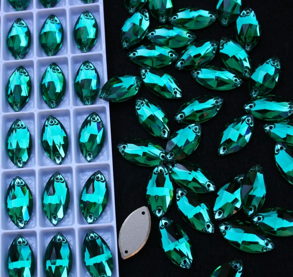 Emerald színű zabszem alakú kristály