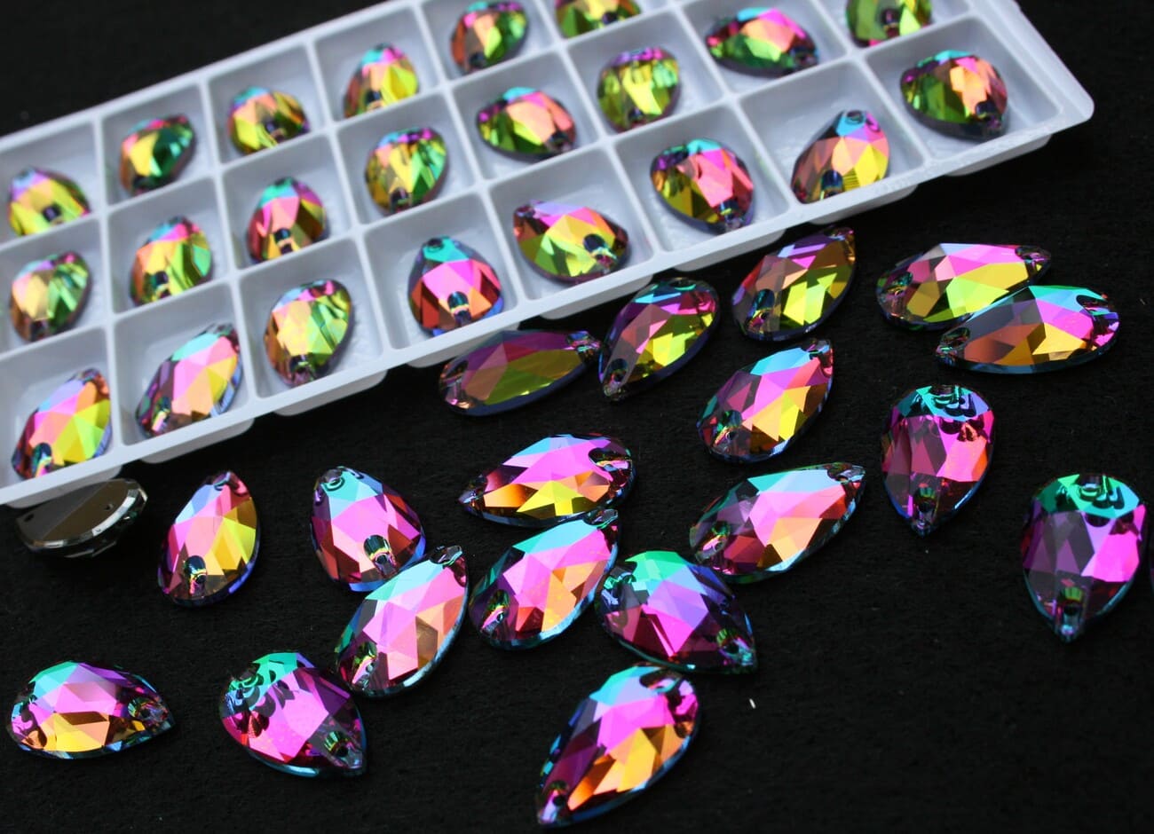 Green Volcano színű csepp alakú kristály