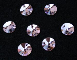 Violet színű kör alakú kristály