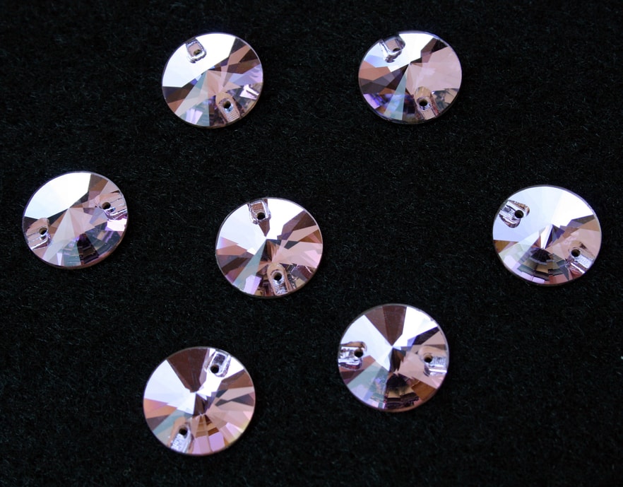 Violet színű kör alakú kristály