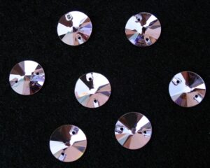 Violet színű kör alakú kristály