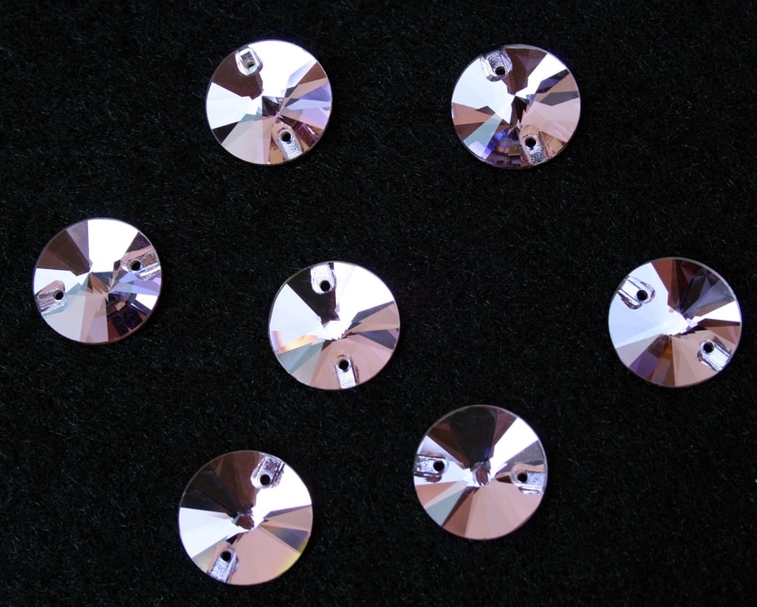 Violet színű kör alakú kristály