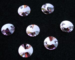 Violet színű kör alakú kristály