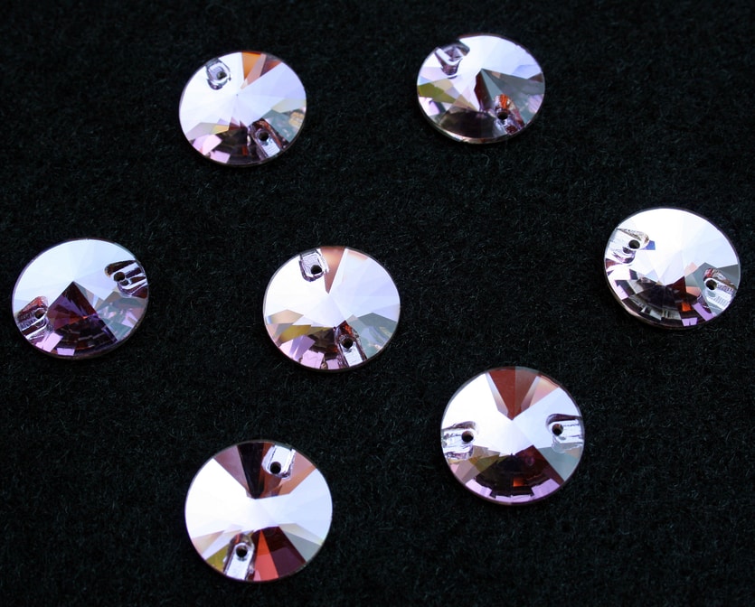 Violet színű kör alakú kristály