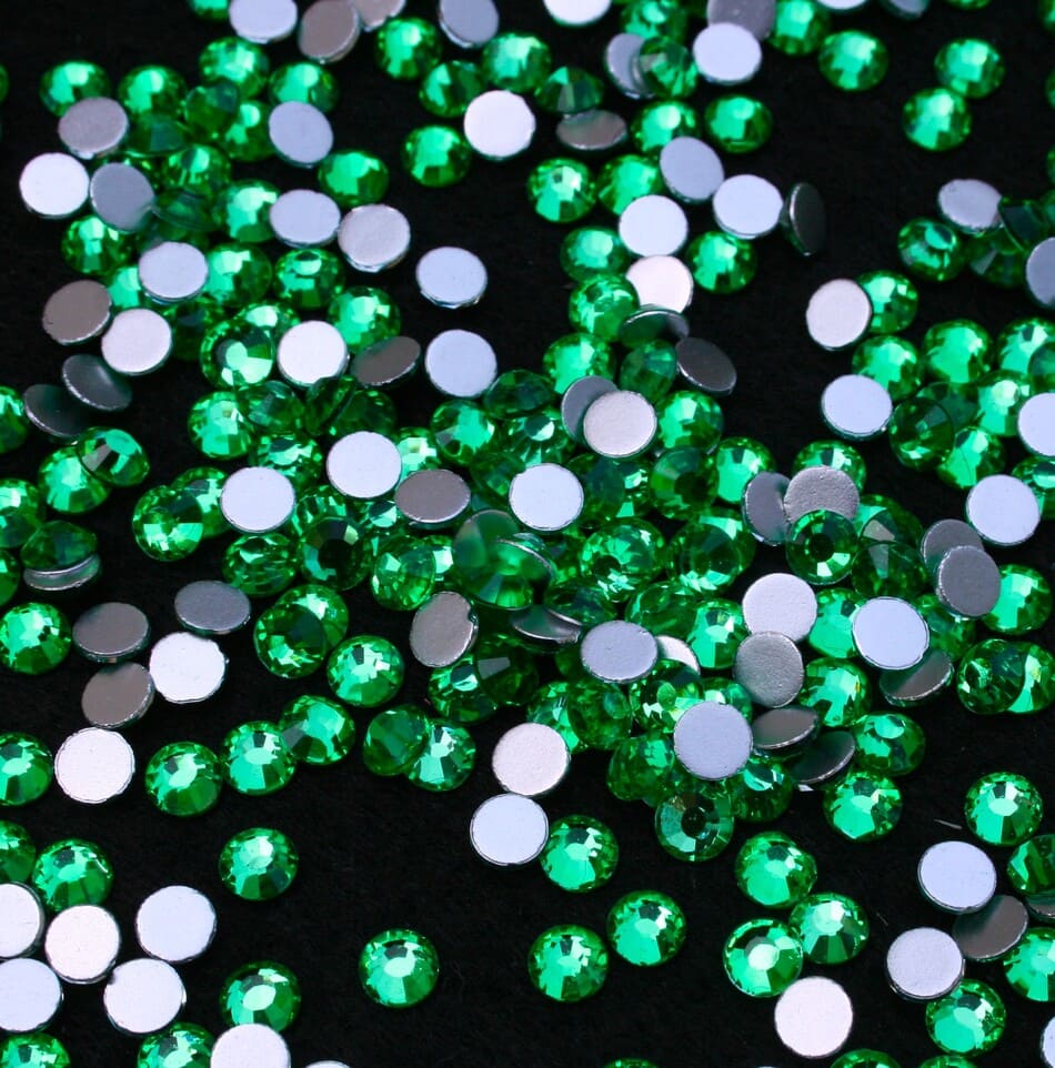 dark peridot szinu ragaszthato kristaly