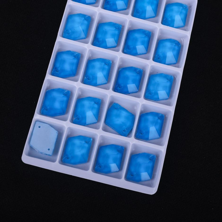 Neon Blue színű tört rombusz alakú kristály - Kristály Kuckó Neon Blue színű tört rombusz