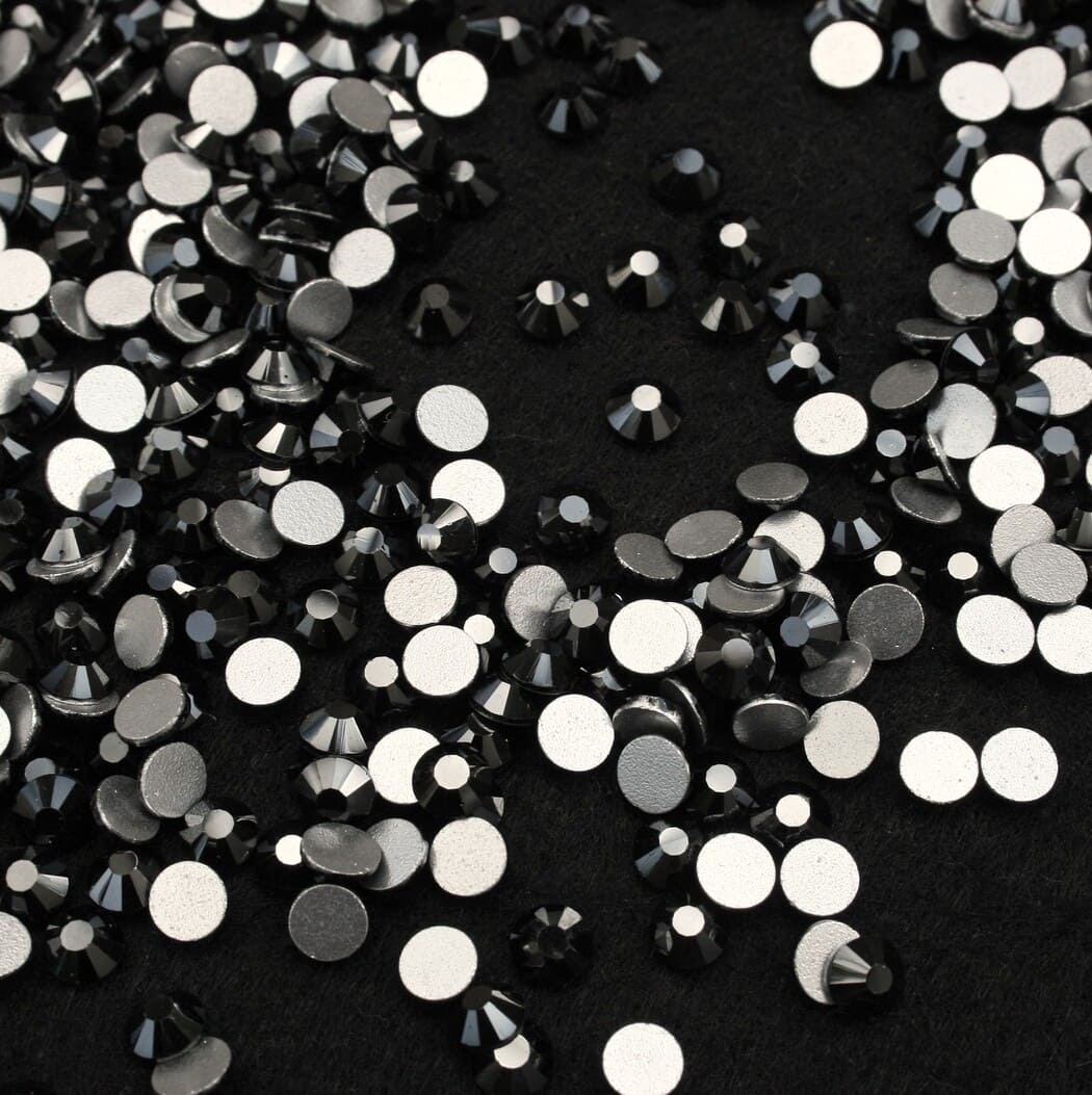 dark hematite szinu ragaszthato kristalyko