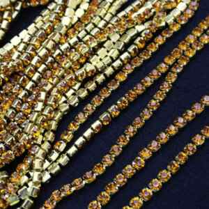 Arany strasszlánc topáz színű kővel